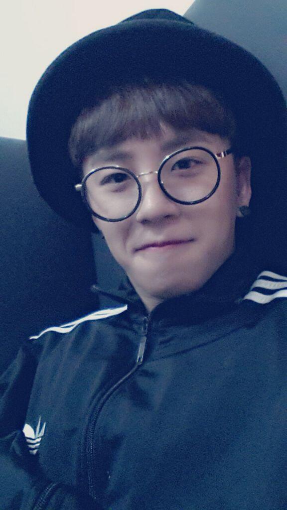 BB_taeil's tweet photo. 퇴근퇴근퇴근퇴근 http://t.co/xNmFHXbg6f