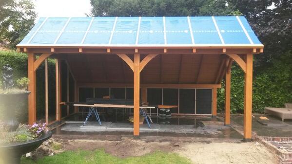 Trendhout's tweet photo. Geplaatst kapschuur De Hoeve XL 6350mm op betonpoeren, met zwarte potdeksel wanden en met buitenkeuken #Druten http://t.co/PqCKWwC6Js