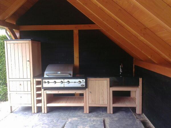 Geplaatst kapschuur De Hoeve XL 6350mm op betonpoeren, met zwarte potdeksel wanden en met buitenkeuken #Druten