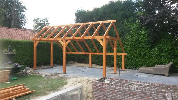 Trendhout's tweet photo. Geplaatst kapschuur De Hoeve XL 6350mm op betonpoeren, met zwarte potdeksel wanden en met buitenkeuken #Druten http://t.co/PqCKWwC6Js