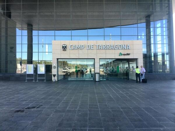 PadelCambrils's tweet photo. Esperant ja larribada de lequip @PadelCambrils amb @navarrocarolina @ceciliareiter @vanemzamora @roberb http://t.co/XIsH4TYxnn