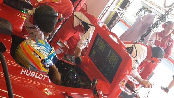 Alonso observa los ...