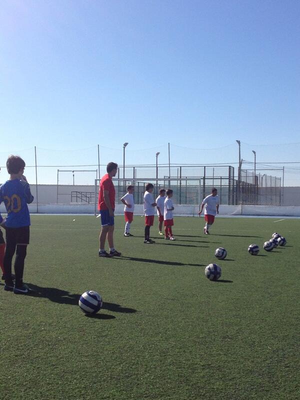 CampusBolanos's tweet photo. Últimos compases del entrenamiento #CampusFutbolBolaños http://t.co/6xwm7f0COi