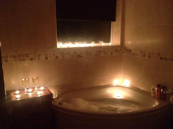 EllieHodgkinson's tweet photo. Lovely romantic night last night 😊 so happy to be home 💕 http://t.co/xsyKPPn55b