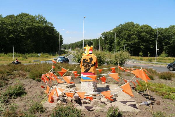 Oranjegekte en druk verkeer? De echte Witte Paal aan N34 en N36 heeft de oranjekoorts ook te pakken. #weekbalddetoren