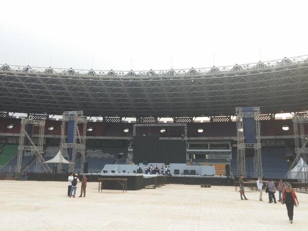 AbdeeNegara's tweet photo. Alhamdulillah panggung Konser #Salam2Jari di GBK sudah mulai berdiri.  #Ngabuburit2Jari  *Selamat Buka Puasa ! http://t.co/K1V454OU1t
