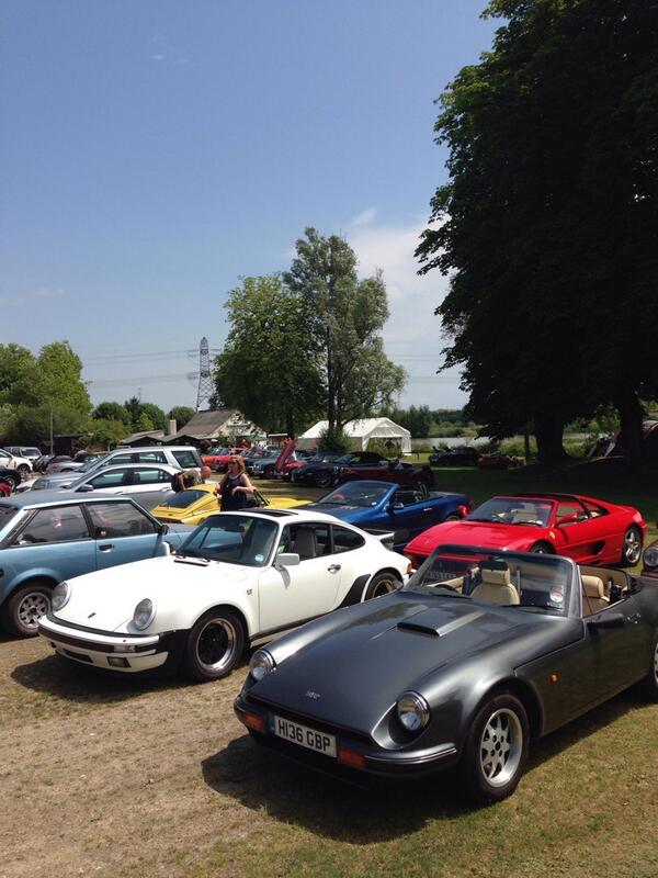 PistonHeads's tweet photo. Friday service is going down a treat! http://t.co/mnTUSveBxG