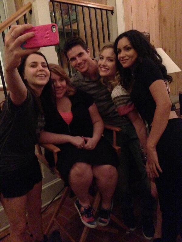 PlataformaNeo's tweet photo. Kody Keplinger en rodaje de #TheDuff... ¿Ganas de la peli? http://t.co/J1mOJSupGF