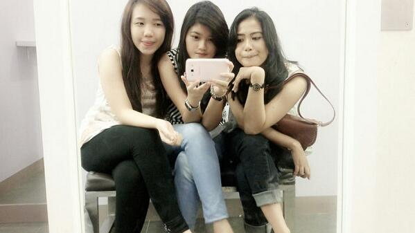 kapikss's tweet photo. RT"@unieniu1: Ngumpul bareng sahabat pikapikha @AmelSBJ nostalgia SMA haha http://t.co/ArkiAPjB9i"