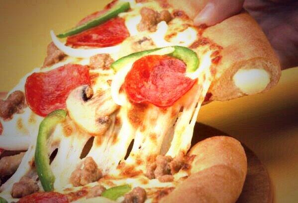 PizzaHut_SVQ's tweet photo. Mientras almuerzas, puedes ganar 1 de las 5 Rolling que sorteamos ¡No te quedes sin ella! (Sígue @PizzaHut_SVQ + RT) http://t.co/GwPzgDPygB