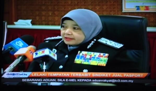"Semasa dtangkap mereka cuba mrasuah pegawai <a href="/imigresenmy/">Imigresen Malaysia</a> ,kita turut serahkan kepada <a href="/SPRMMalaysia/">SPRM</a> "- @KP_Imigresen