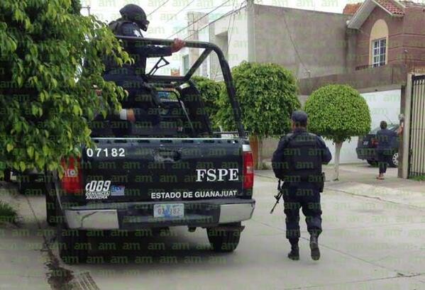 AMPeriodicoSMA's tweet photo. #ÚLTIMAHORA. MP federal y peritos de PGR realizan cateo en narco-casa de El Condado Plus. http://t.co/YjqiImWExj