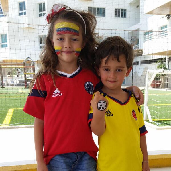 ClaudiaElenaV's tweet photo. Los Vives Vásquez listos pal partido fuerza a nuestra @FCFSeleccionCol somos tus #HinchasInseparables #ComolaVives http://t.co/EPfwp8QRat