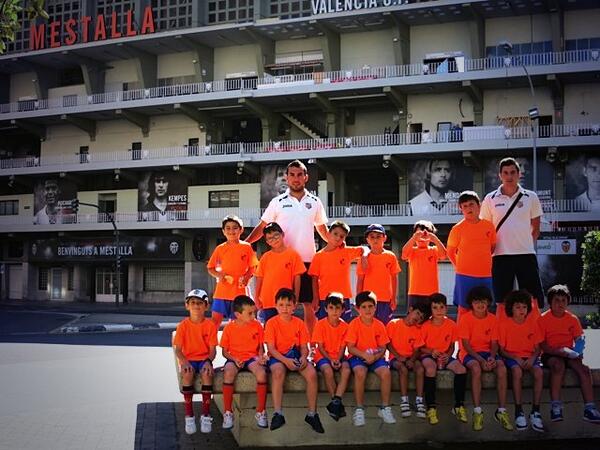 RIBARROJACF1942's tweet photo. Ya teneis en nuestra página de facebook todas las fotos de la primera visita a Mestalla con los niños del Campus 2014 http://t.co/uzkL4CBHpW