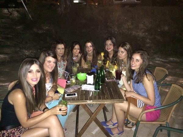 soniii22's tweet photo. @mariaasn @MarynaRobles @mayte_gs90 @lorenapr_ @Sara_mm20 @BotiaVanesa #Mariola y buen rollo en el kiosco!!gran noche http://t.co/cWw5uefvo5