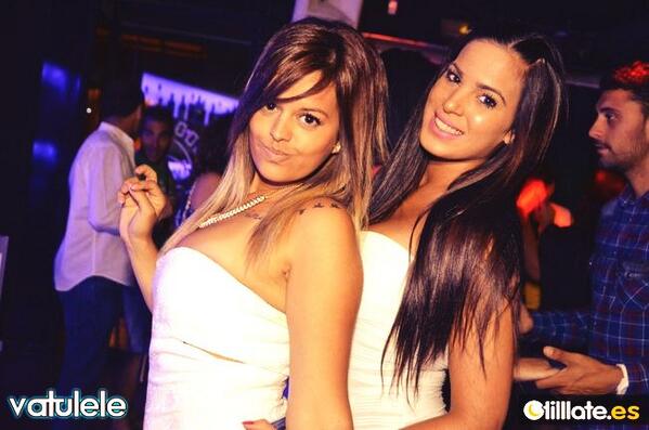 encarni_m's tweet photo. Noche en @vatulelebeach  con mi cariii!! http://t.co/O4cQcfU27j