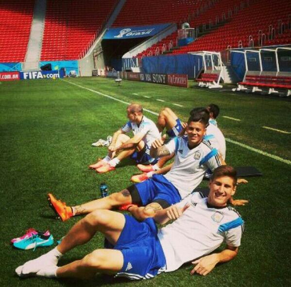 Argentina's tweet photo. Vía @marcosrojoscp: "Con federicofernandez89 después del entrenamiento de este medio día en Brasilia #brasil2014" http://t.co/ZTB7IFaLfO