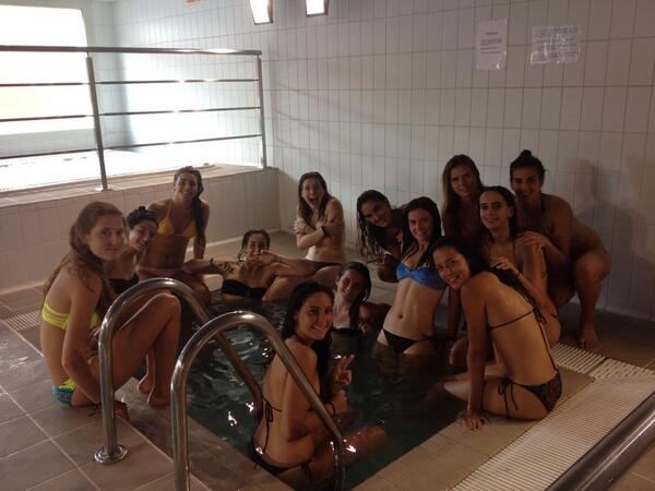 Sub21femHockey's tweet photo. Spa post partido vs Inglaterra. Hemos perdido 1-2. Lo bueno es que sabemos lo que debemos mejorar! #MiniRedSticks http://t.co/kzKIA97WL8