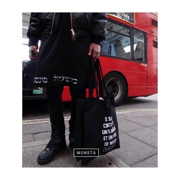 MonstaGalaxy's tweet photo. "Ce sac contient un flingue et un peut de weed "
http://t.co/kefjUtEkN6 http://t.co/L9MoWxSw4b