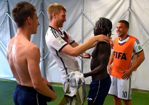 Sky_ChrisL's tweet photo. Friends meeting Friends: The @Arsenal Family in Maracana after #FRAGER with @_OlivierGiroud_ @mertesacker @Podolski10 http://t.co/P7knz1v2Zf