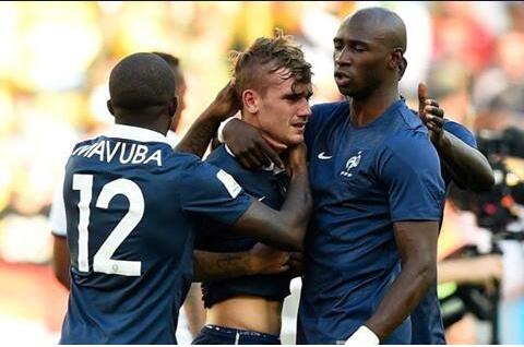 ModeAndGlamGoss's tweet photo. Les larmes de @antogriezmann à la fin :( Bravo à l'équipe de #France vous avez tout gagner auprès des fans #LesBleus❤ http://t.co/tqhhm3LO6m