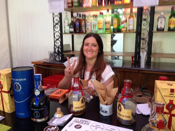 bodegaswilliams's tweet photo. @BGIrene, del estupendo equipo @SherryAndTweets en la cata de #Brandy Duque de Alba #sherrytweets http://t.co/MAvmZC9o74