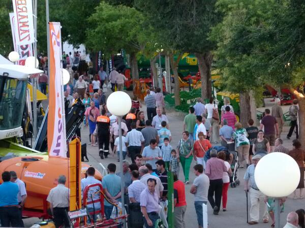 manzanares_es's tweet photo. Miles de personas llenan en estos momentos @feria_FERCAM en #Manzanares http://t.co/VMTkZsZrn2