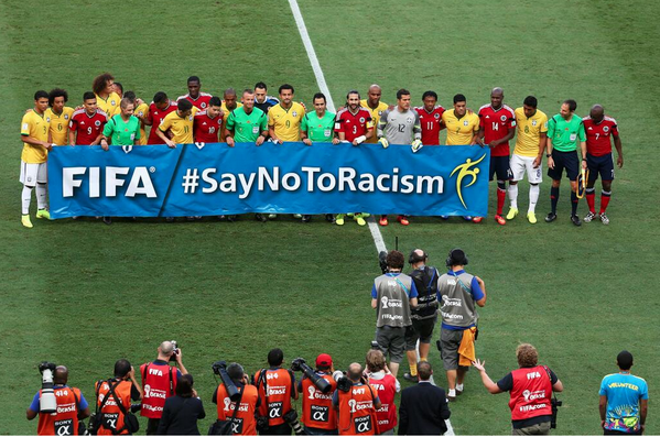 GVconelMundial's tweet image. #BRAvsCOL Jugadores de Brasil y Colombia se unen en campaña #SayNoToRacism contra el racismo goo.gl/GgM67u