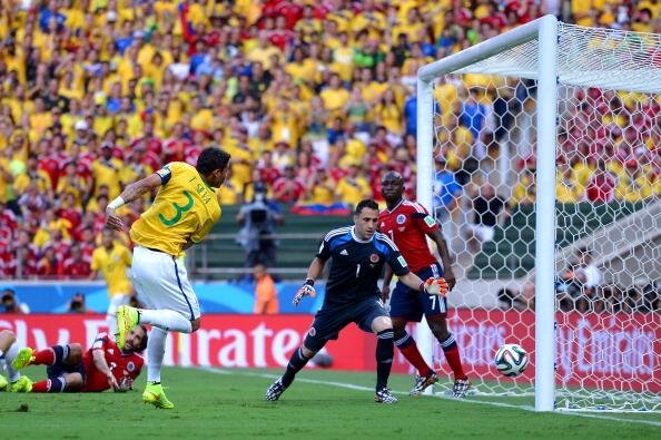 Brasil vai vencendo por 1 a 0. Detalhe do gol de Thiago Silva (foto:Lars Baron/Getty Images) #trbrasil