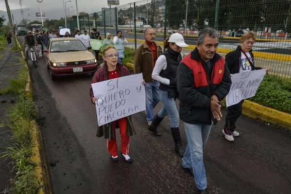 ElFinanciero_Mx's tweet photo. FOTOGALERÍA: Así protestaron contra el 'Hoy No Circula' http://t.co/QE5ws5E7Ex #MegaCierre http://t.co/Jg26DgiFXS