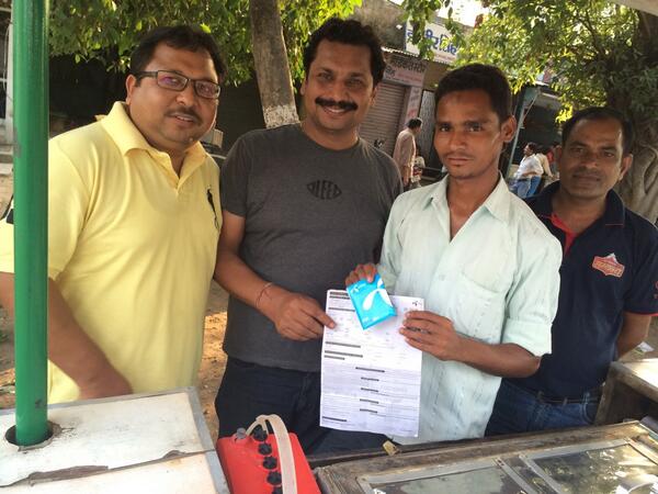 piyushjindall's tweet photo. With ice cream vendor... From idea to Uninor .. Retail nukkad magic on http://t.co/LXB1MUhKXn