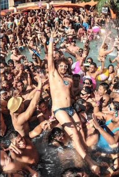 FootballFunnys's tweet photo. David Luiz celebrating his goal a bit too much.. http://t.co/1QOQhbJ416
