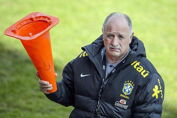 guicury's tweet photo. Fred conversando com o Felipão #bra http://t.co/0EXBKOwTGH