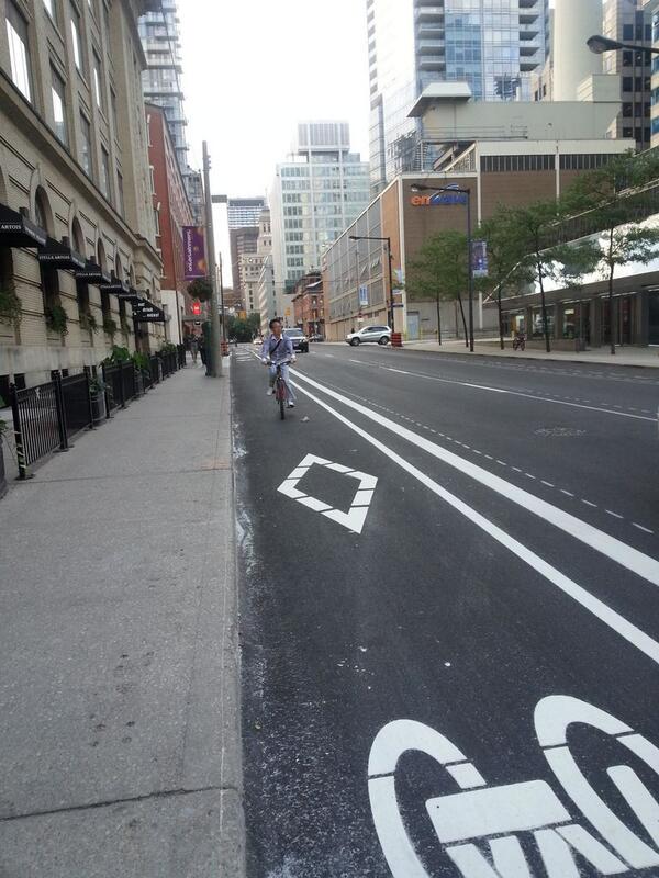 TO_Cycling_Ped's tweet image. Simcoe will be TO's first street where parking used as bike lane separation off peak #biketo @TO_Transport #TOpoli