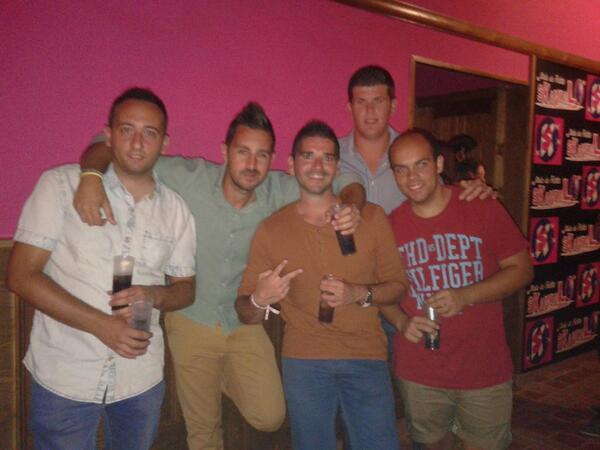 Juanlumd7's tweet photo. @aeogiuly @AdrianPinto87 @Borja238 @muoz_gallardo @AntonioJGallar2 Mariscos Galaxy!!! Vamooooos!! http://t.co/QVkKNUd77D
