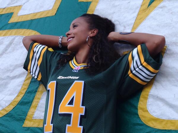 athleticsab's tweet photo. @Monica_Hargrove at Commonwealth Stadium posing for the @cfl_esks! @TrackTownCAN #YEGtrack http://t.co/1kdA2DhuvE