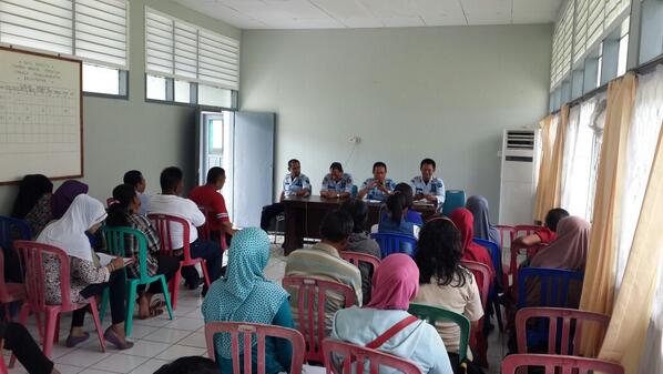 LapasBalikpapan's tweet photo. Lapas Balikpapan Adakan Pertemuan Dengan Orang Tua Andikpas Bahas Program Pembinaan.@DITJEN_PAS @akbarhadi08 @ys_ika http://t.co/LlIHAW5TXJ