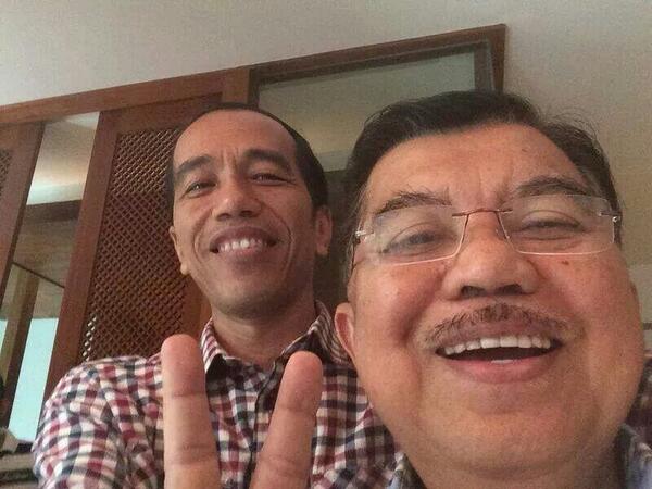 SELFIE OF THE YEAR! Senyumnya :')