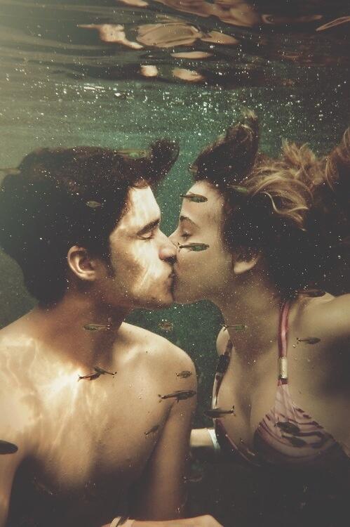 MMZahrdeen's tweet photo. They look like they're beside and aquarium "@leschique: Suffocate niye RT @funnyorfact: I want to kiss underwater http://t.co/nMEHyyfYOf"