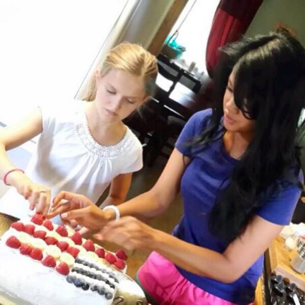 quinnfarah's tweet photo. Serious concentration as we make the 4th of July cake #busyinthekitchen #farahquinn #familytime #4thofjulycake http://t.co/SICaXuA1L2