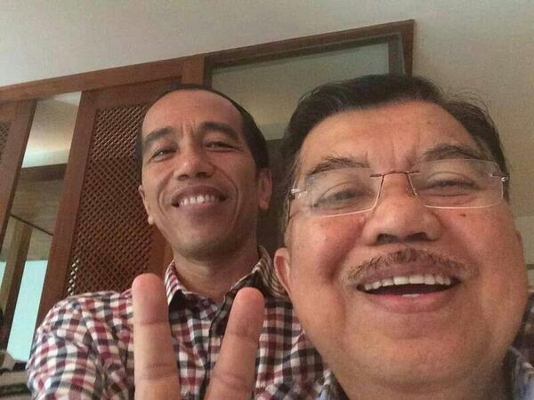 sarseh's tweet photo. "@upirocks: #2alasanmilihjokowi : Orang baik akan pilih orang baik + mereka unyu banget di foto ini :)) http://t.co/SfjzFFntuz" 😂😂😂