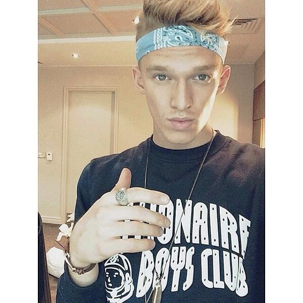 LyricsCodys's tweet image. Babe, we see that mustache you got comin' in 😏 you know how to work it @CodySimpson hehe😉