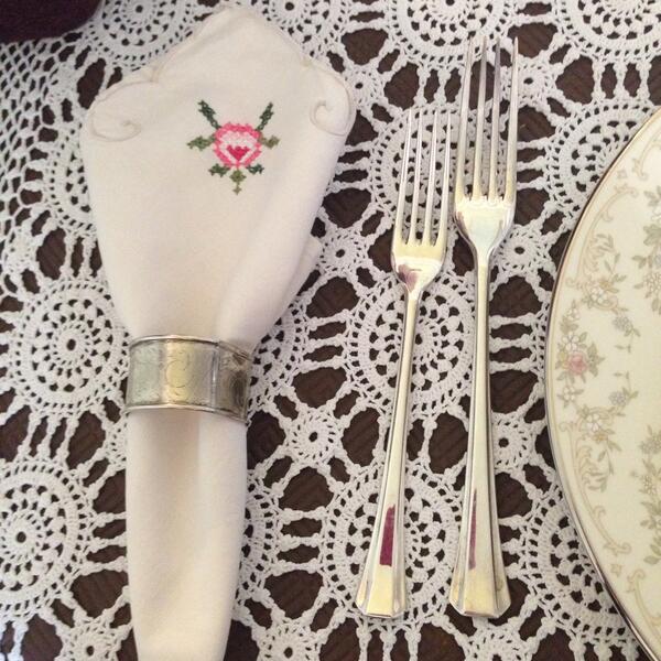 Ethnicproblems's tweet photo. Only when special guests come over are we allowed to use the good cutlery &amp; dinner set. #thosecups #EgyptianProblems http://t.co/snmSbtyiGZ