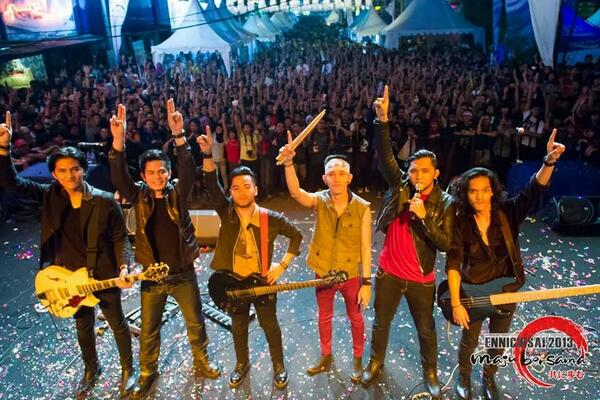 "GARUDAku 'SATU' Pancasila."
"Ber-'SATU' tuk Indonesia."
Free download PRIDE - BELA NEGRIKU di bit.ly/17HlrwD