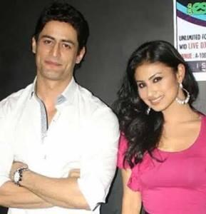 CansuDanHazal_'s tweet photo. Cie2 yg foto berdua @mohituraina @Roymouni http://t.co/Z1xzZBAGfh