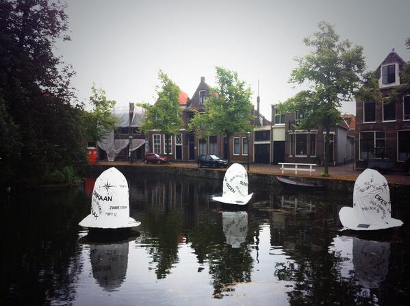 Mooie buitenkunst vlakbij <a href="/broedpltsnHoorn/">KaaspakhuizenBierkad</a> als onderdeel van Hoedje van Papier @WestfriesMuseum #kunst #water #Hoorn