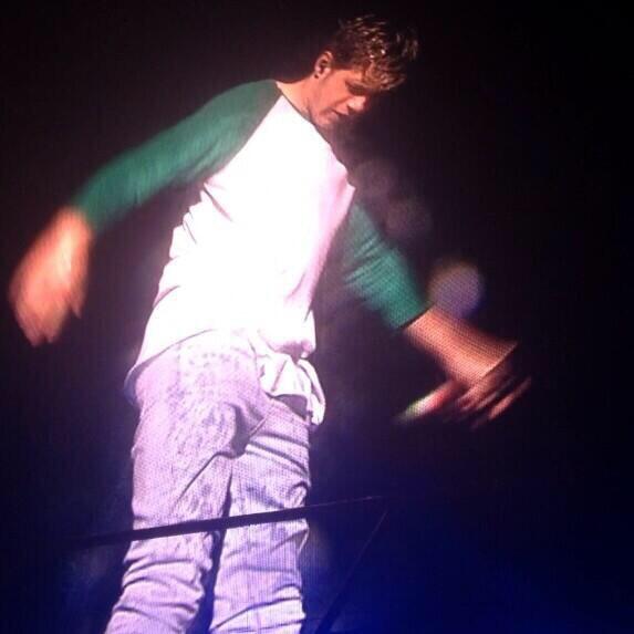 styleslibraryx's tweet photo. I SAW WET ONE DIRECTION http://t.co/kS1CH3ItF4