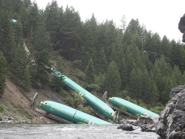 PiperNewsNet's tweet photo. KWCH: Montana Train Derailment Spills Boeing 737 Fuselages >==> http://t.co/pHSlSgxbWl http://t.co/I6gLUkPQcN #SPN via @StevePiperNet