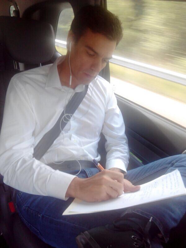 Camino de Galicia, preparando notas mientras escucho lo último de The National. Muy buenos! :)
