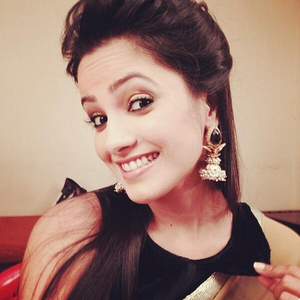 AnitaHassanandi's tweet photo. @anitahasnandani #CollarUp ;) http://t.co/4D4e4KCddV